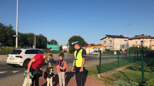 Policjanci czuwają nad bezpieczeństwem dzieci i młodzieży 
