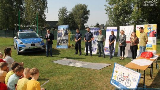 Policjanci dbają o bezpieczeństwo najmłodszych. "Bezpieczna droga do szkoły" z warsztatami we Włoszczowie.