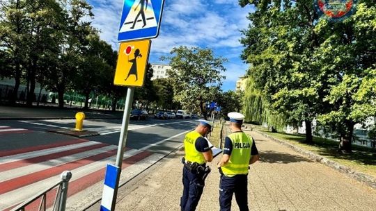 Policjanci kontrolują autokary przewożące dzieci 