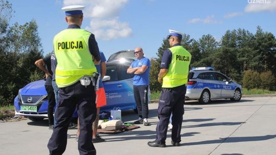Policjanci kontrolują i edukują 