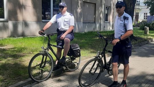 Policjanci na rowerach kontrolują miasto
