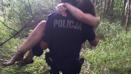 Policjanci ratują wystraszoną i zmęczoną 22-latkę