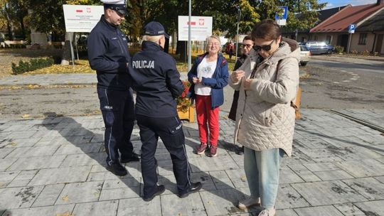 Policjanci rozdawali odblaski - „Mały element, który może uratować życie”
