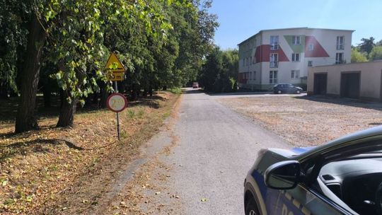 Policjanci sprawdzają oznakowanie dróg przy szkołach