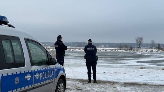 Policjanci zapobiegli tragedii. Mężczyzna spacerował po zamarzniętym zalewie w Sielpi Wielkiej