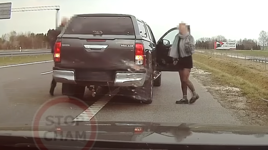 Policjantka ze Świętokrzyskiego ma kłopoty. Odpowie za wulgarne gesty na słynnym filmie [WIDEO]