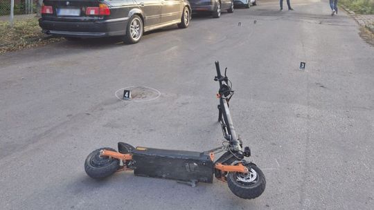 Policyjna akcja „Hulajnoga” w Świętokrzyskiem. Funkcjonariusze kontrolują użytkowników elektrycznych hulajnóg