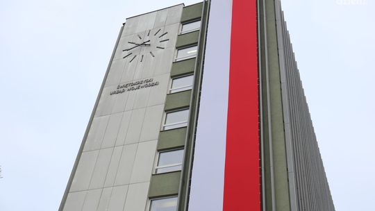 Polska flaga na budynku urzędu