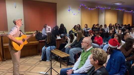 Polsko-francuskie kolędowanie w ostrowieckim liceum "Staszica"