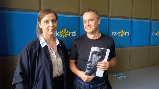 "Pomnik" to książka, któa skupia się na przedstawieniu życia tzw. pomnika wdzięczności