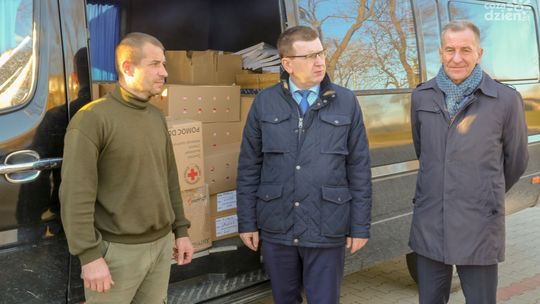 Pomoc dla uczniów z Ukrainy. Z Ostrowca wyruszył transport wyprawek szkolnych