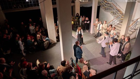 Pomoc drugiemu człowiekowi to opcja czy obowiązek? - spektakl "Cena"