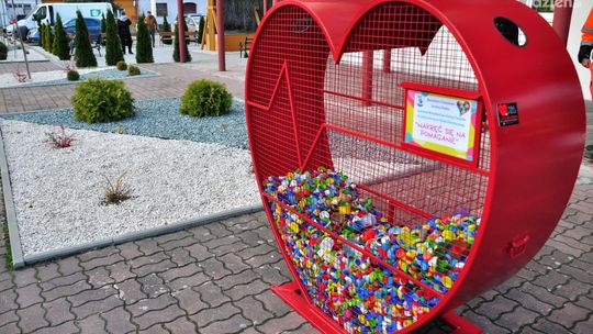 Pomoc w kształcie serca. Na ćmielowskim Rynku stanął kosz na plastikowe nakrętki