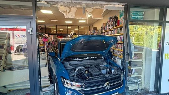 Pomyliła bieg i wjechała w witrynę sklepową. Interweniowała policja