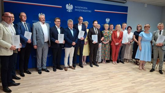 Ponad 24 mln zł na lokalne drogi. Wojewoda podpisał kolejne umowy z samorządami