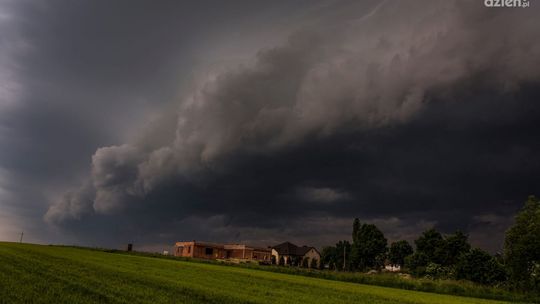 Poniedziałek z burzami w regionie. RCB wysłał ostrzeżenia.