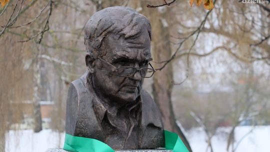 Popiersie Jerzego Pilcha stanęło w kieleckiej Alei Sław