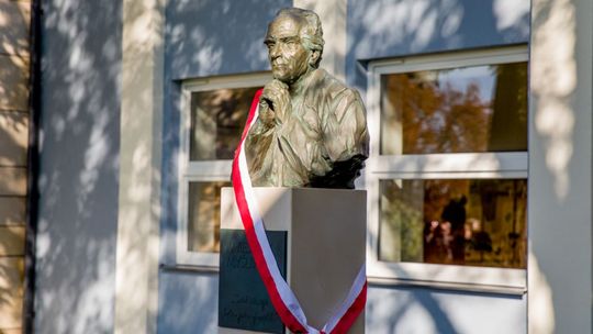 Popiersie Wiesława Myśliwskiego przed Wojewódzką Biblioteką Publiczną