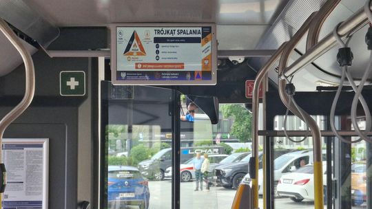 Poradniki o bezpieczeństwie trafiły do autobusów w Kielcach. Pasażerowie zobaczą instrukcje na wypadek sytuacji kryzysowych