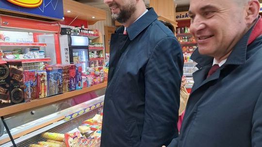 Poranne zakupy Władysława Kosiniaka - Kamysza we Włoszczowie zaskoczyły mieszkańców