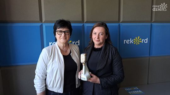 Porcelanowy mikrofon malowany złotem trafi do najlepszego zespołu weselnego 