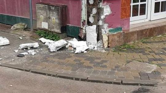 Pościg ulicami Kielc. Policja uderzyła w ścianę