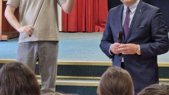 Poseł Andrzej Szejna odwiedził I LO w Końskich i poprowadził lekcję WOS