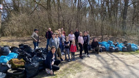 Posprzątali wspólnie las 