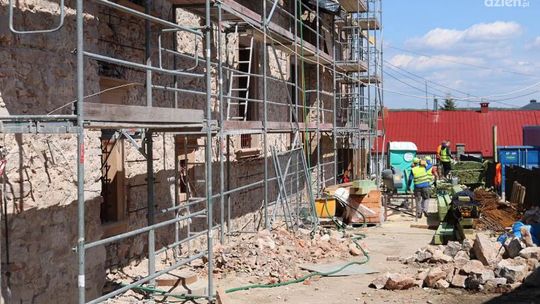 Postęp prac przy renowacji zabytkowej synagogi w Chęcinach
