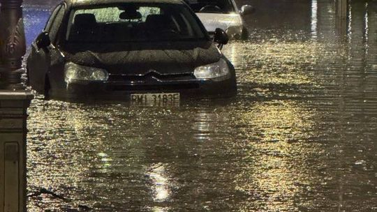 Potężna nawałnica w Kielcach. Grad, połamane drzewa, zalane ulice