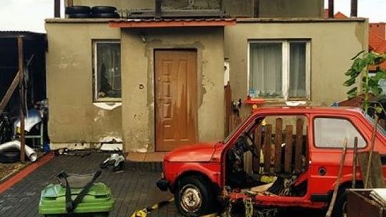 Powalone drzewa, zerwany dach czyli skutki silnego wiatru 