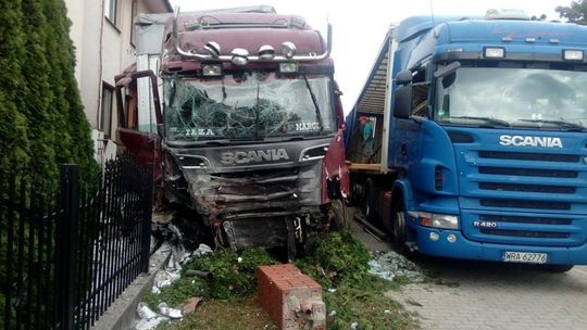 Poważny wypadek - TIR wjechał w dom! Zobacz zdjęcia.