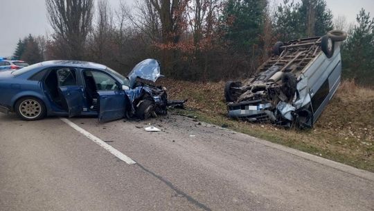 Poważny wypadek w powiecie opatowskim. Trzy osoby zostały ranne 