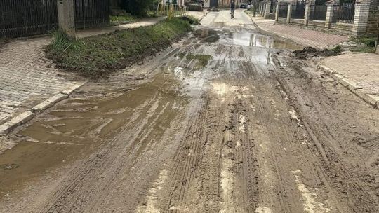 Powiat ostrowiecki wnioskuje o fundusze na zniszczoną ulewami infrastrukturę 