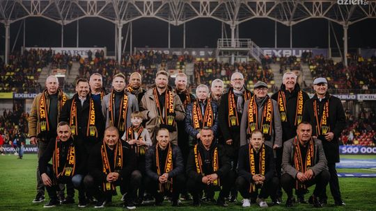 Powrót bohaterów po 20 latach. Wzruszający jubileusz na stadionie Korony Kielce