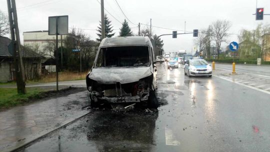 Pożar busa kurierskiego. Kierowca się uratował