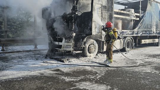 Pożar ciężarówki na trasie S7 w kierunku Krakowa. Droga zablokowana