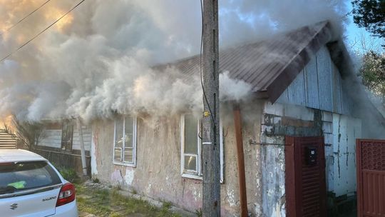Pożar domu jednorodzinnego w Kielcach. Właściciel trafił do szpitala