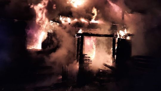 Pożar dwóch domów w Stąporkowie. Trwa akcja gaśnicza