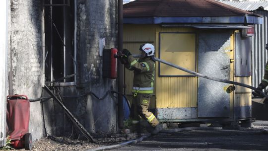 Pożar hali produkcyjnej w Nowinach - galeria