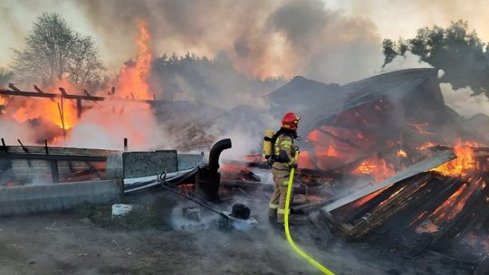 Pożar kompleksu budynków gospodarczych w Niebie