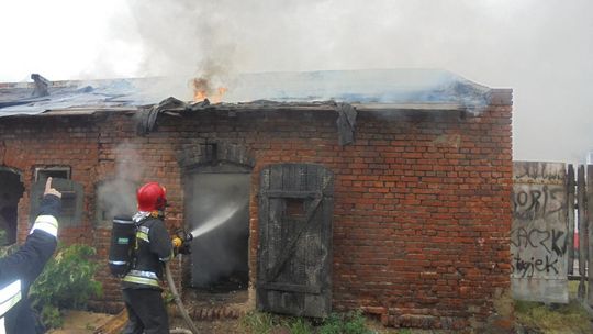 Pożar na Osadowej - płonął budynek gospodarczy