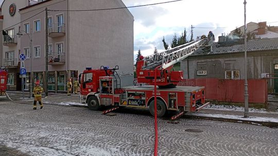 Pożar na poddaszu w centrum Kielc. Sześć zastępów straży pożarnej na miejscu