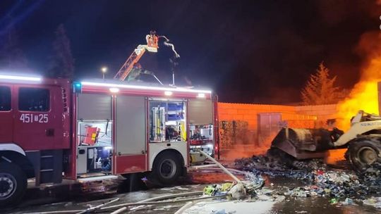 Pożar na składowisku odpadów w Ostrowcu