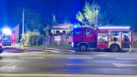 Pożar poddasza budynku mieszkalnego w Kostomłotach II. Sześć zastępów straży pożarnej zostało skierowanych do akcji