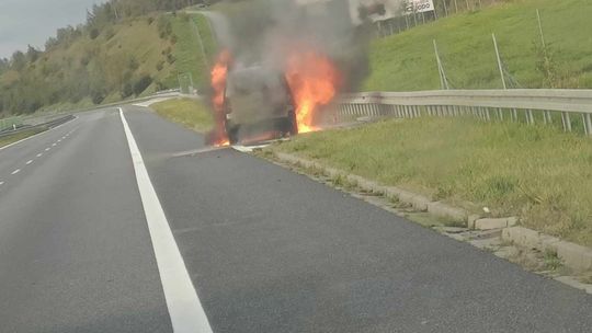 Pożar samochodu na S7. Droga zablokowana