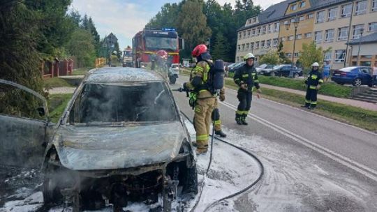 Pożar samochodu osobowego pod szkołą. W środku była kobieta