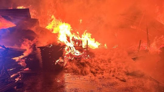 Pożar tartaku w Szczukowicach. Strażacy przez całą noc walczyli z ogniem