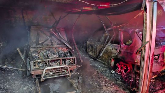 Pożar w garażu. Spłonęły auta