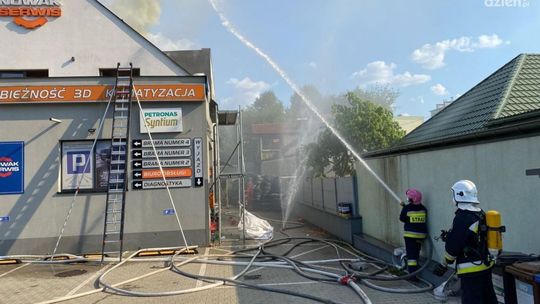 Pożar warsztatu samochodowego. Kłęby dymu nad miastem